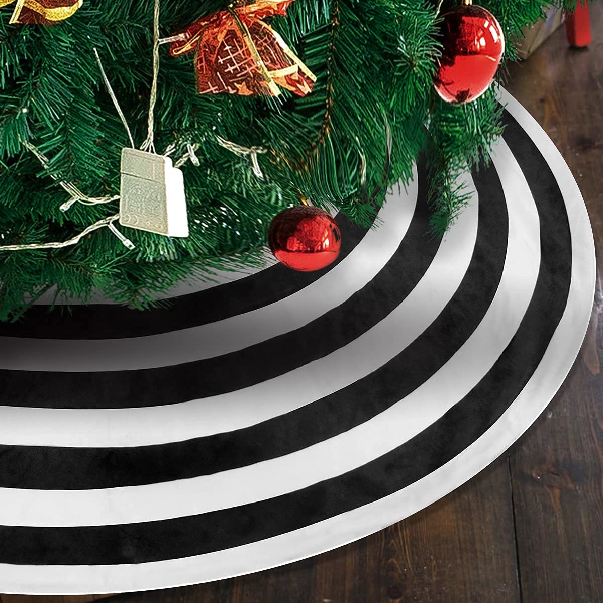 Black White Spiral Tree Skirt