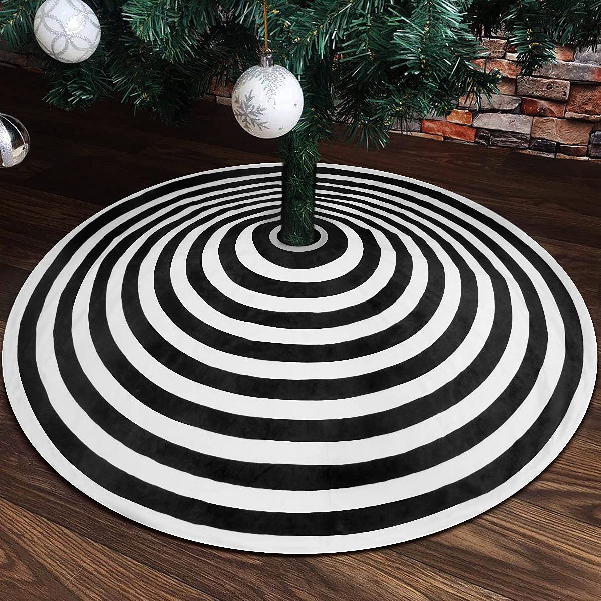 Christmas Tree Skirt Black White Spiral