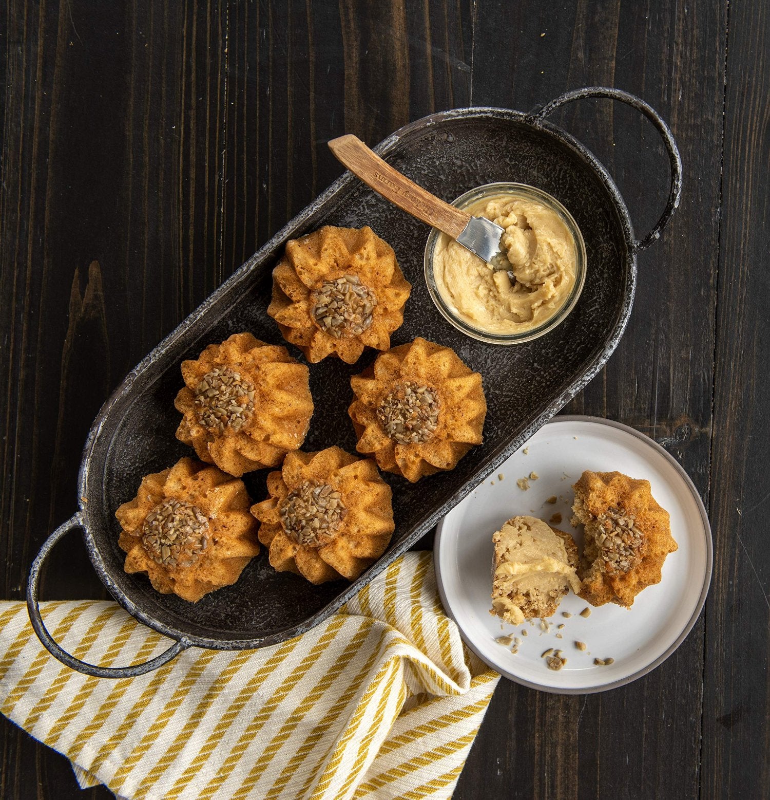 Sunflower shaped mini cakes pan